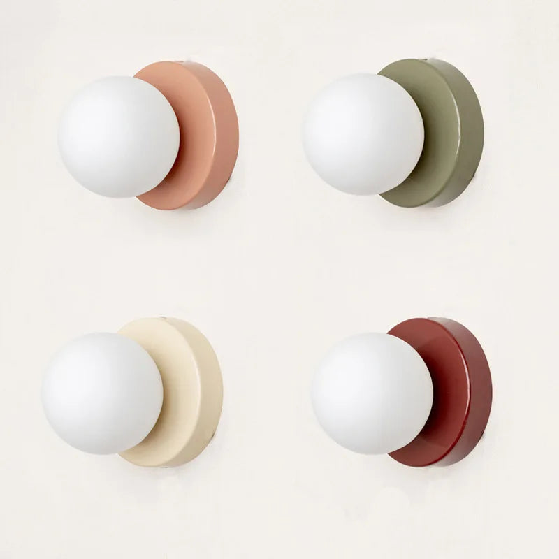 Skanto | LumiGlobe - Moderne Vegglampe med Glassblokk i Mid-Century Stil