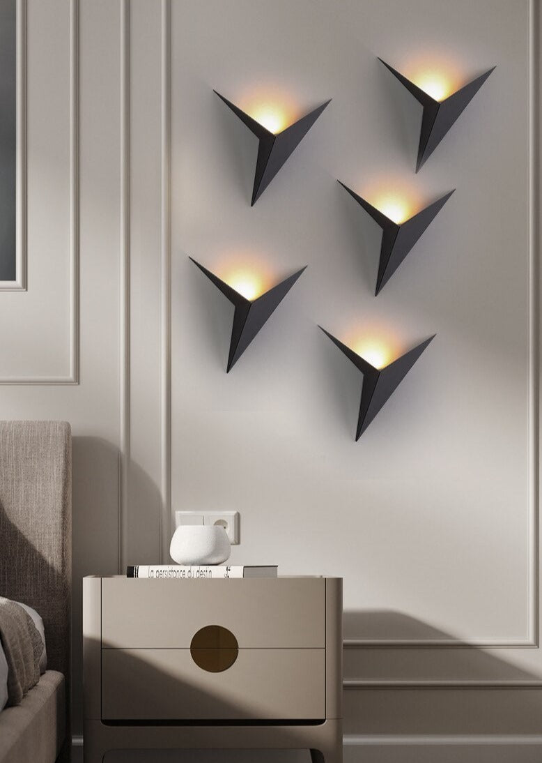 Skanto | Triangulær Vegglampe – Minimalistisk Design