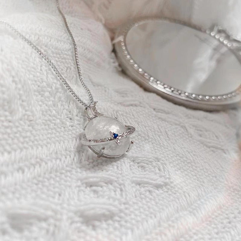 Skanto | Elegant Lunar Bliss Krystall Halskjede
