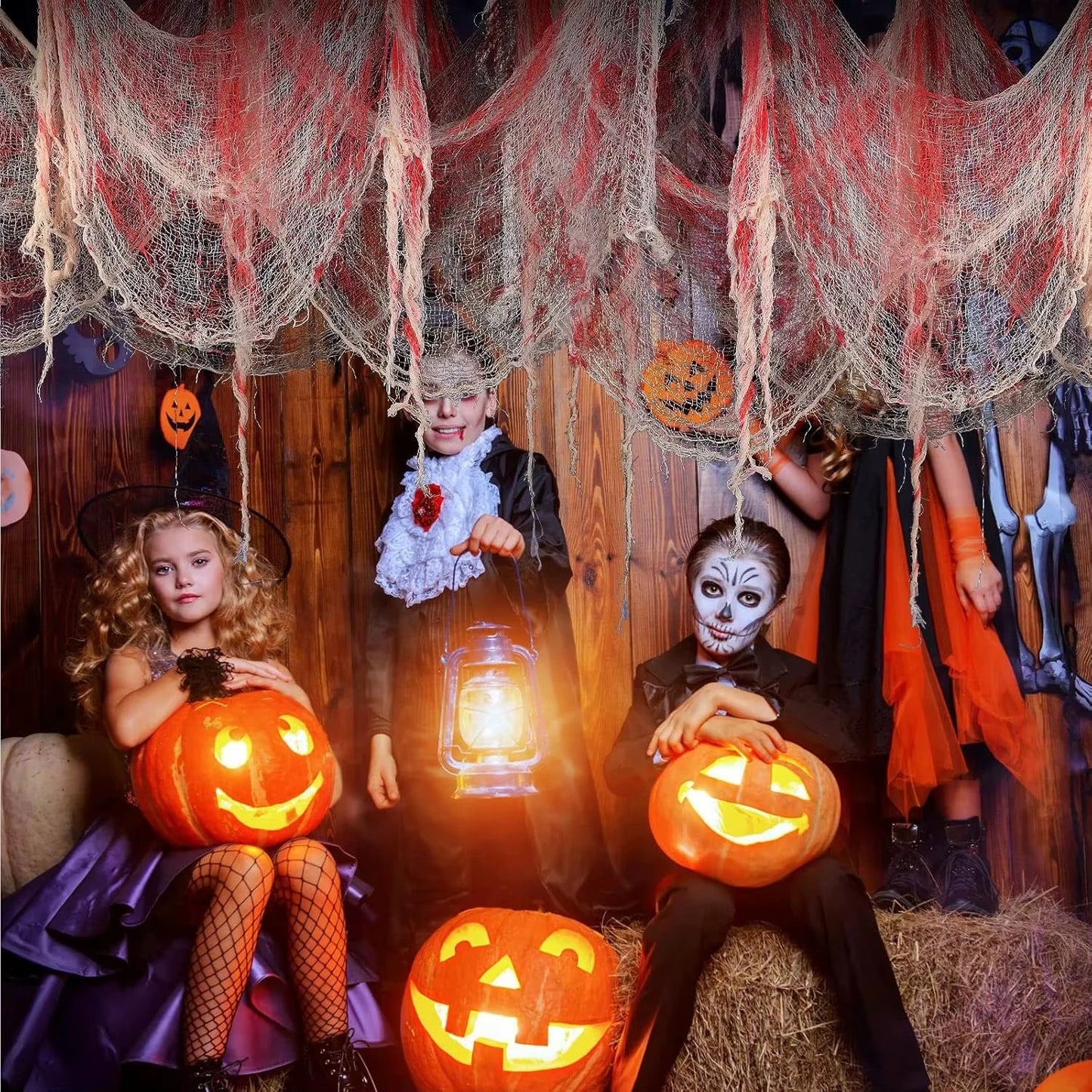 Norvo | Hengende dekorasjon laget av svart gasbind for Halloween — perfekt for vegger, peis og dører