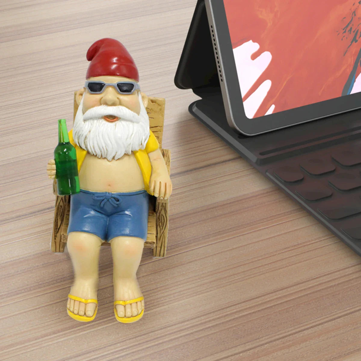 Norvo | Solbading Nisse Statue laget av Harpiks med Lenestol for Hagedekorasjon