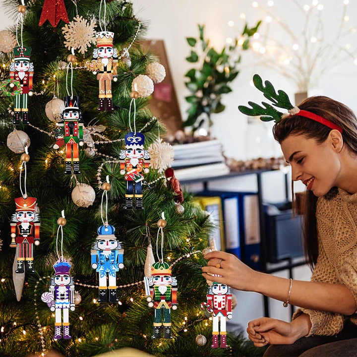 Gledelig julepynt – Fargerik dekorasjonsornamenter for juletreet | Skanto