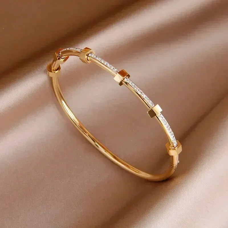 Skanto | Klassisk Diamond Hex Bangle Bracelet