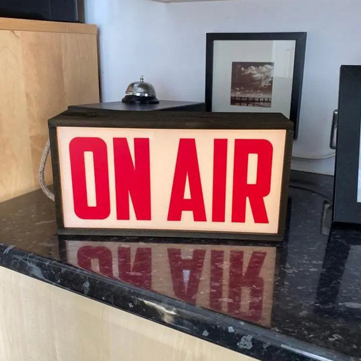Skanto | On Air Skilt Retro Lysboks Bordlampe