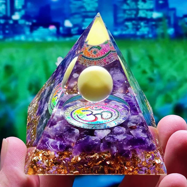 Skanto | Amethyst Peridot Orgone Pyramide - Energigenerator Krystall Reiki Chakra Orgonitt Meditasjonsverktøy