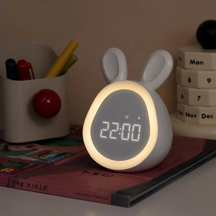 Kaninhode formet barneklokke med LED nattlys - BunniGlow | Skanto