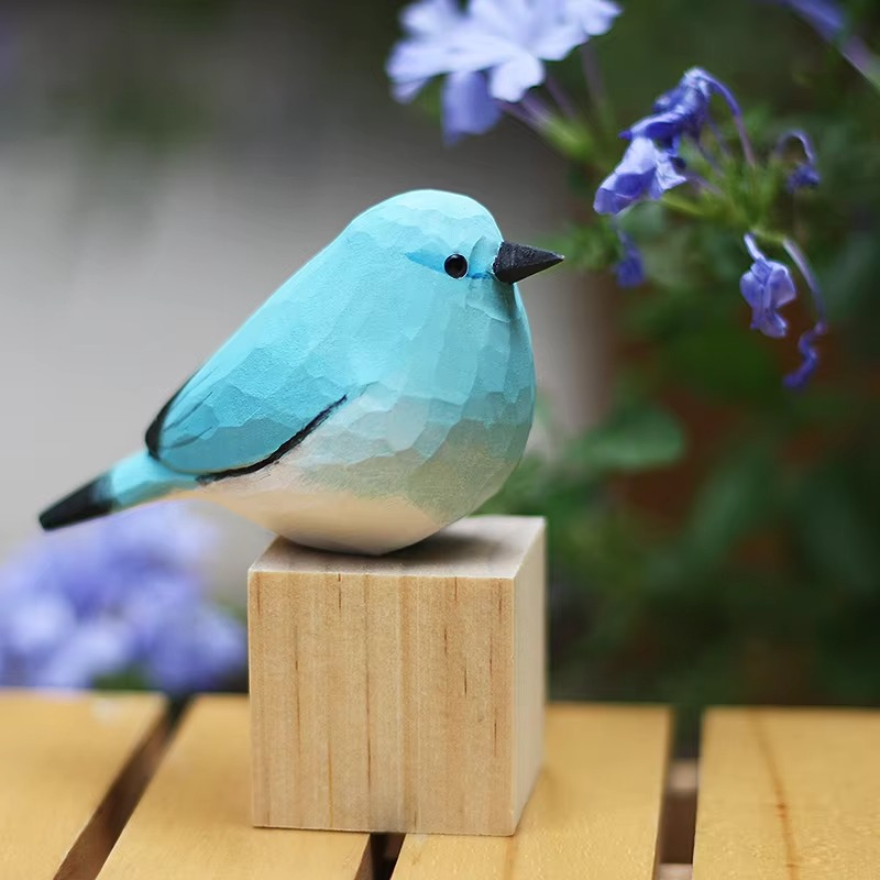 Skanto | Håndlaget Fjellblå Robin Tre Skulptur