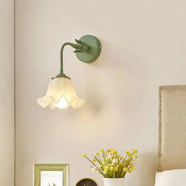 FrenchBloom - Elegant vegglampe med blomsterdesign Skanto