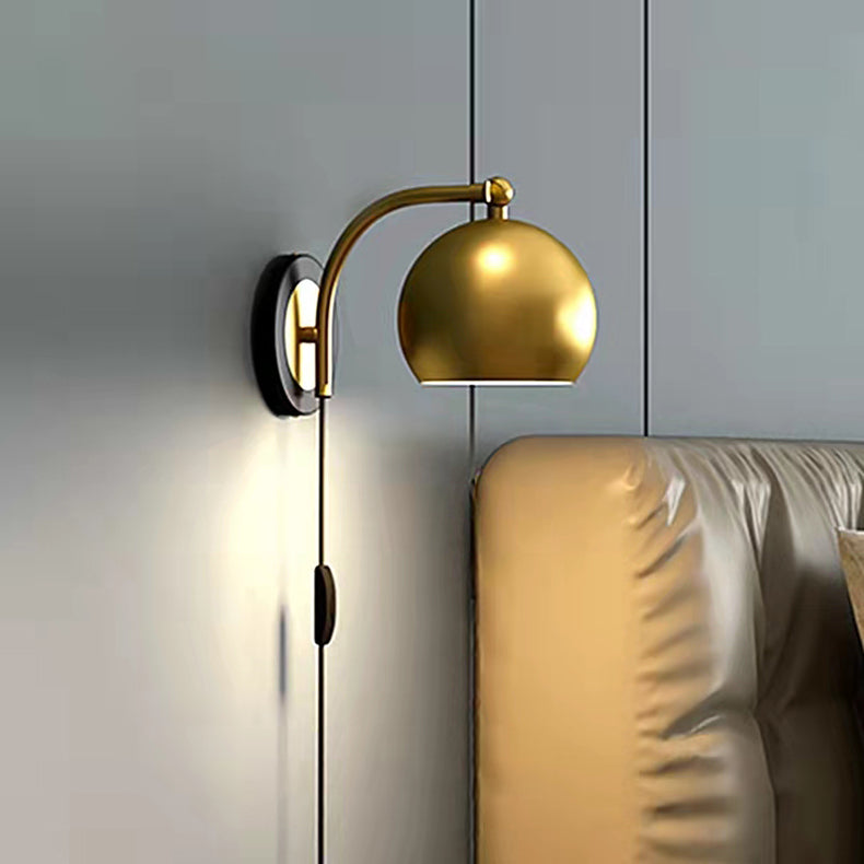 Skanto | AntiqueAura – Klassisk Vintage Vegglampe med Plugg for Elegante Rom