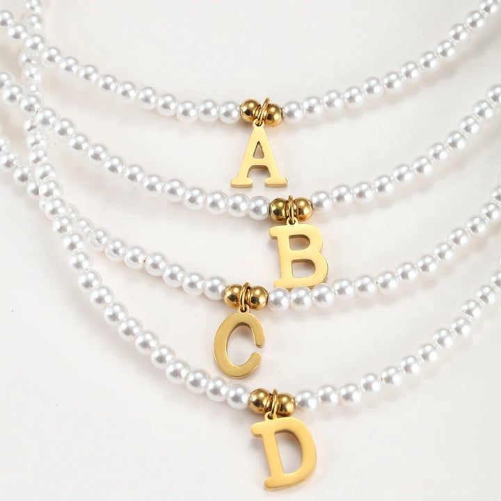 Skanto | Elegant gullbelagt perle bokstav initial halskjede