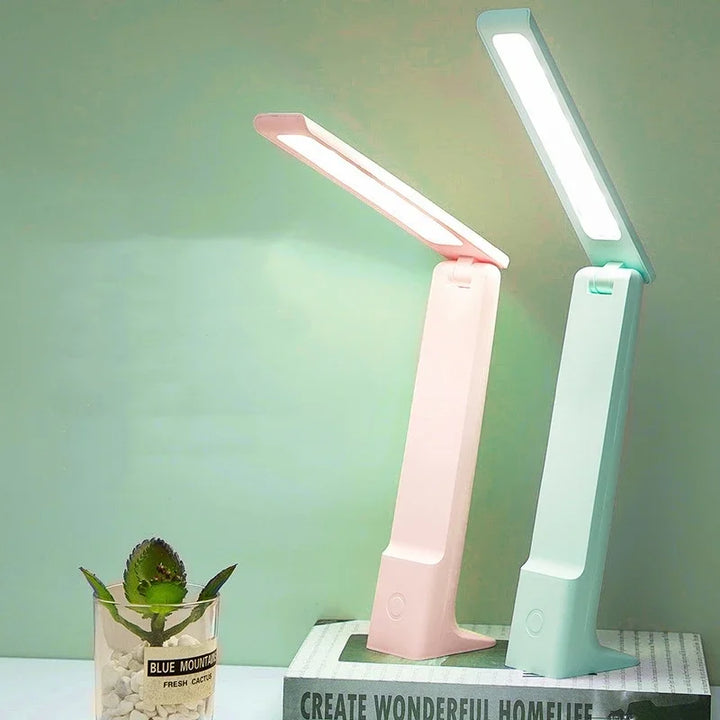 Skanto | Lumora LED Bordlampe | Dimmbar & Berøringskontroll | 3 Lysfarger | Batteri 20t | Hvit/rosa/blå