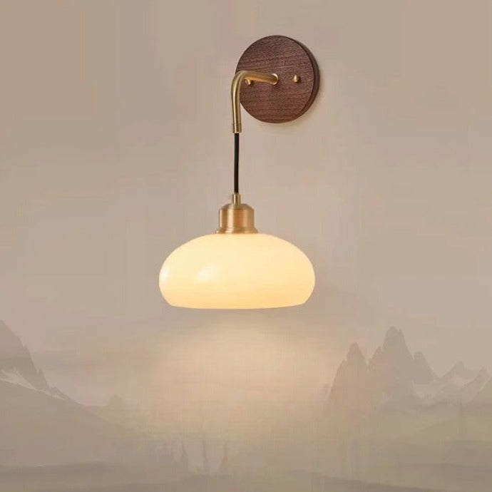 Skanto | WalnutEdge – Moderne Vegglampe i Valnøtt og Messing
