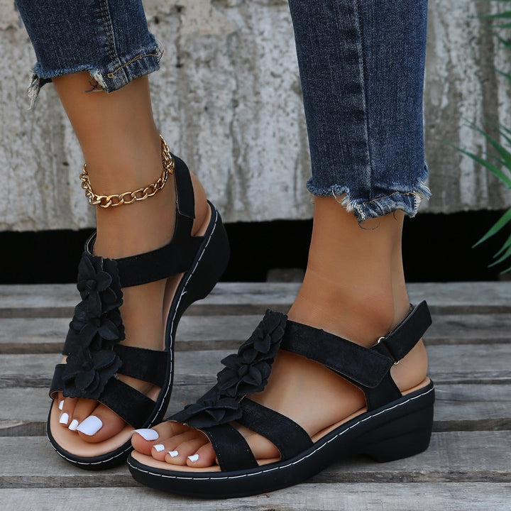 Skanto | Ortopediske sandaler med svarte blomster