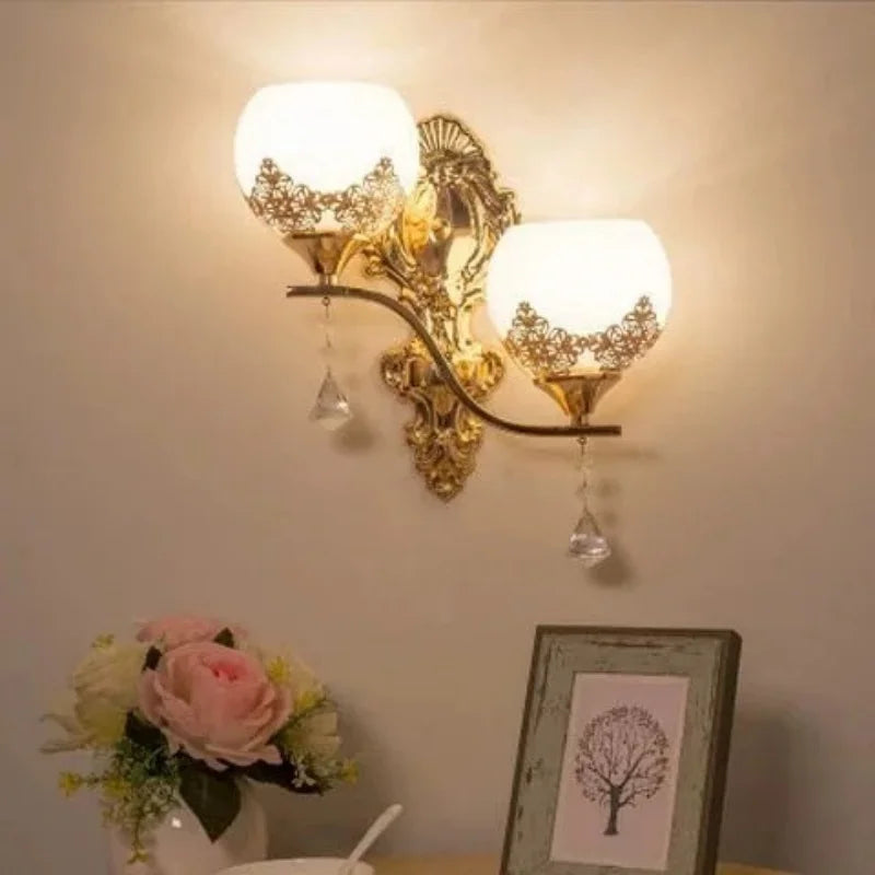 CrystalLuxe – Gylden LED Vegglampe for Stemningsfull Belysning Skanto