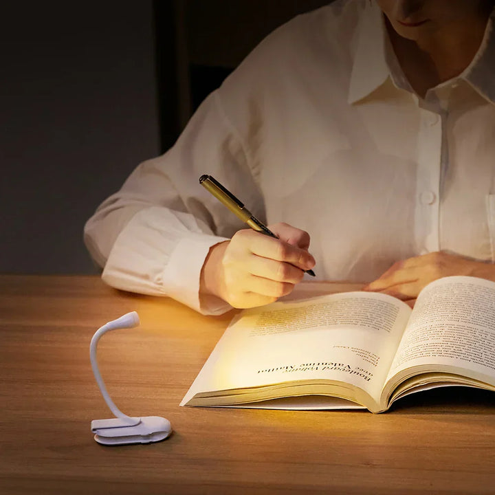 Skanto | Mini Boklys - Bærbart Klemme-på Nattlys med USB-lading, Dimmbar LED for Soverom, Øyevern og Camping - 360° Flip Klemme Boklampe