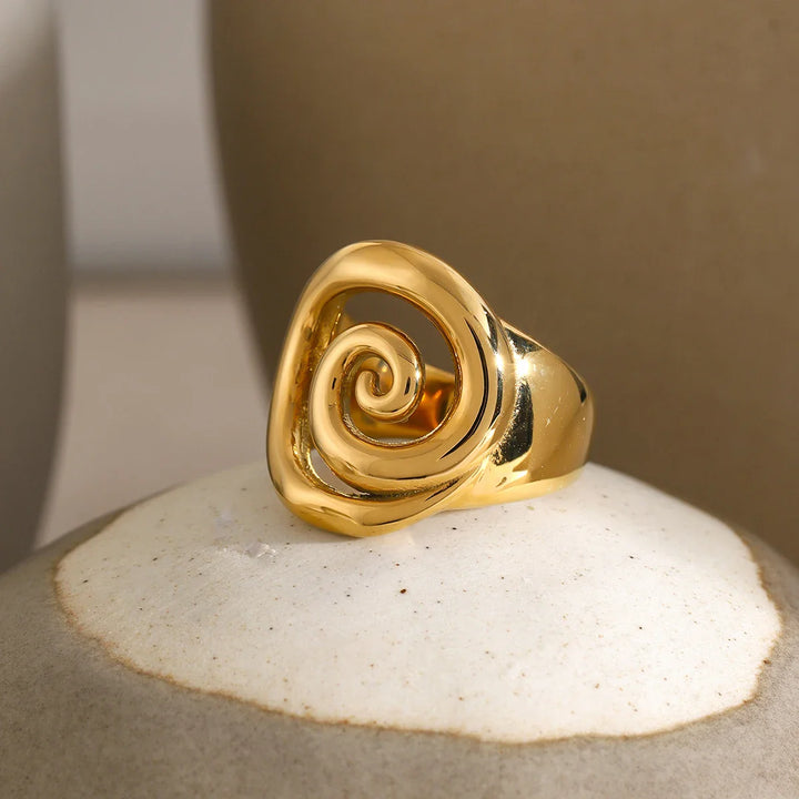 Skanto | 18k Spiral Statement Ring