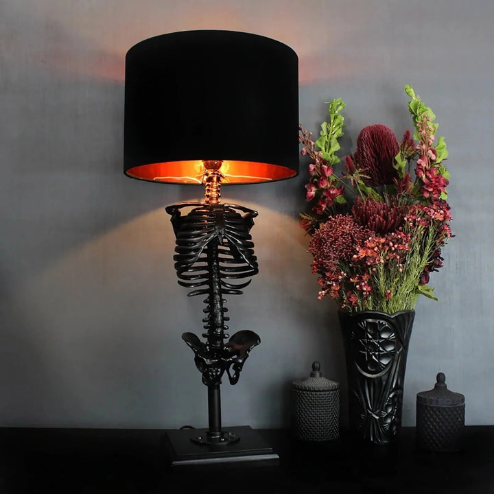Skanto | Håndlaget gotisk skjelett bordlampe