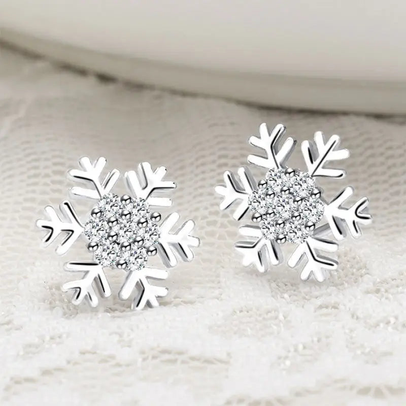 Skanto | Aureline Snøfnugg Øreringer – Elegante Zirkon Charm Øreringer, Gjennomsiktig Glans & Perfekt Gave til Høytidene