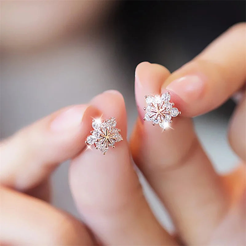 Skanto | Aureline Snøfnugg Øreringer – Elegante Zirkon Charm Øreringer, Gjennomsiktig Glans & Perfekt Gave til Høytidene