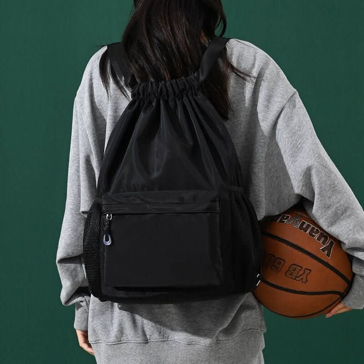 Skanto | Sporty Drawstring Ryggsekk med Skoparti & Lommer