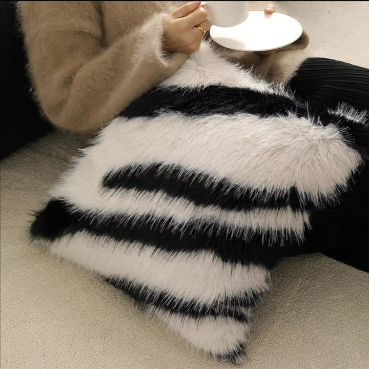 Skanto | Strié Luxe Faux Fur Putevar