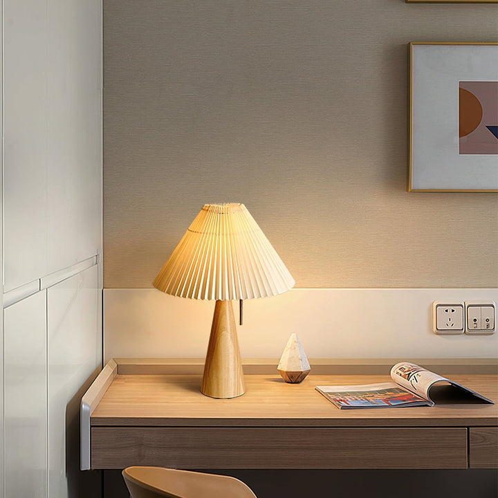 Skanto | AntiqueRadiance – Elegant Tre og Metall Bordlampe