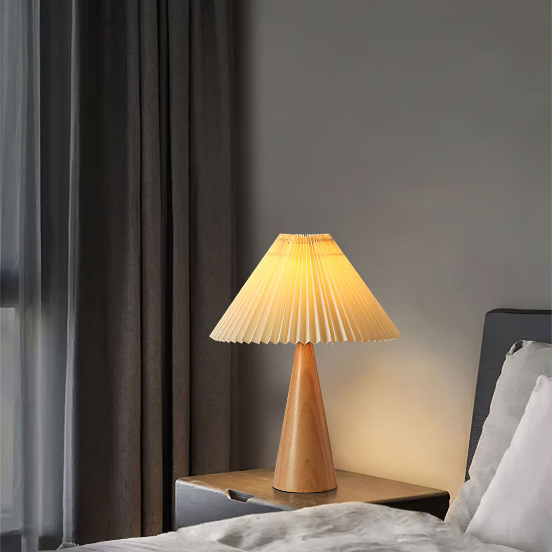 Skanto | AntiqueRadiance – Elegant Tre og Metall Bordlampe