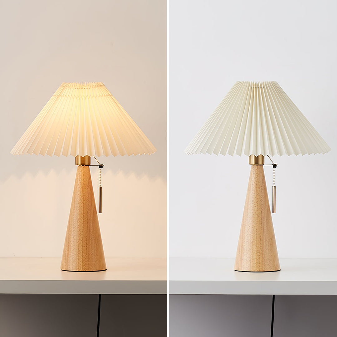 Skanto | AntiqueRadiance – Elegant Tre og Metall Bordlampe