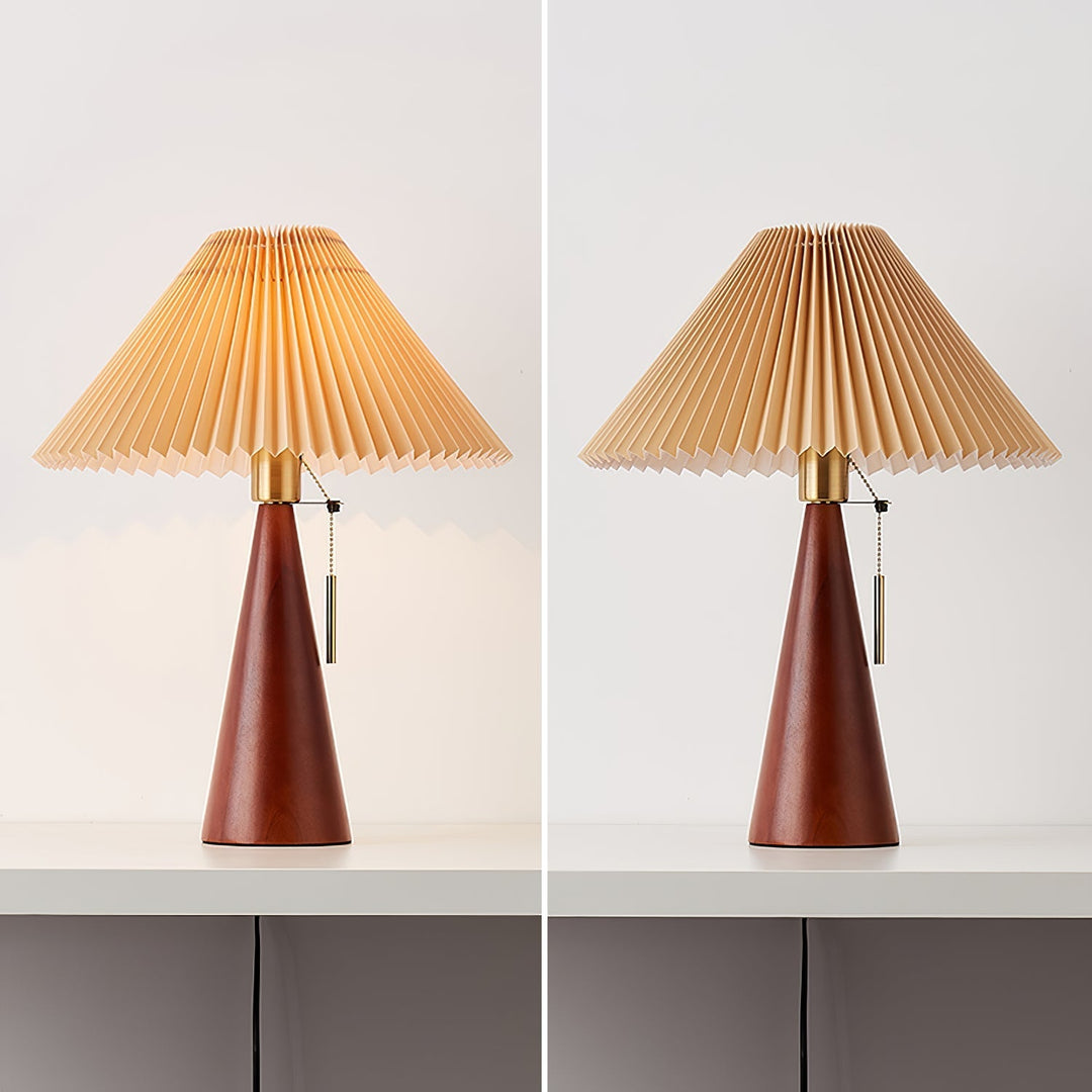Skanto | AntiqueRadiance – Elegant Tre og Metall Bordlampe