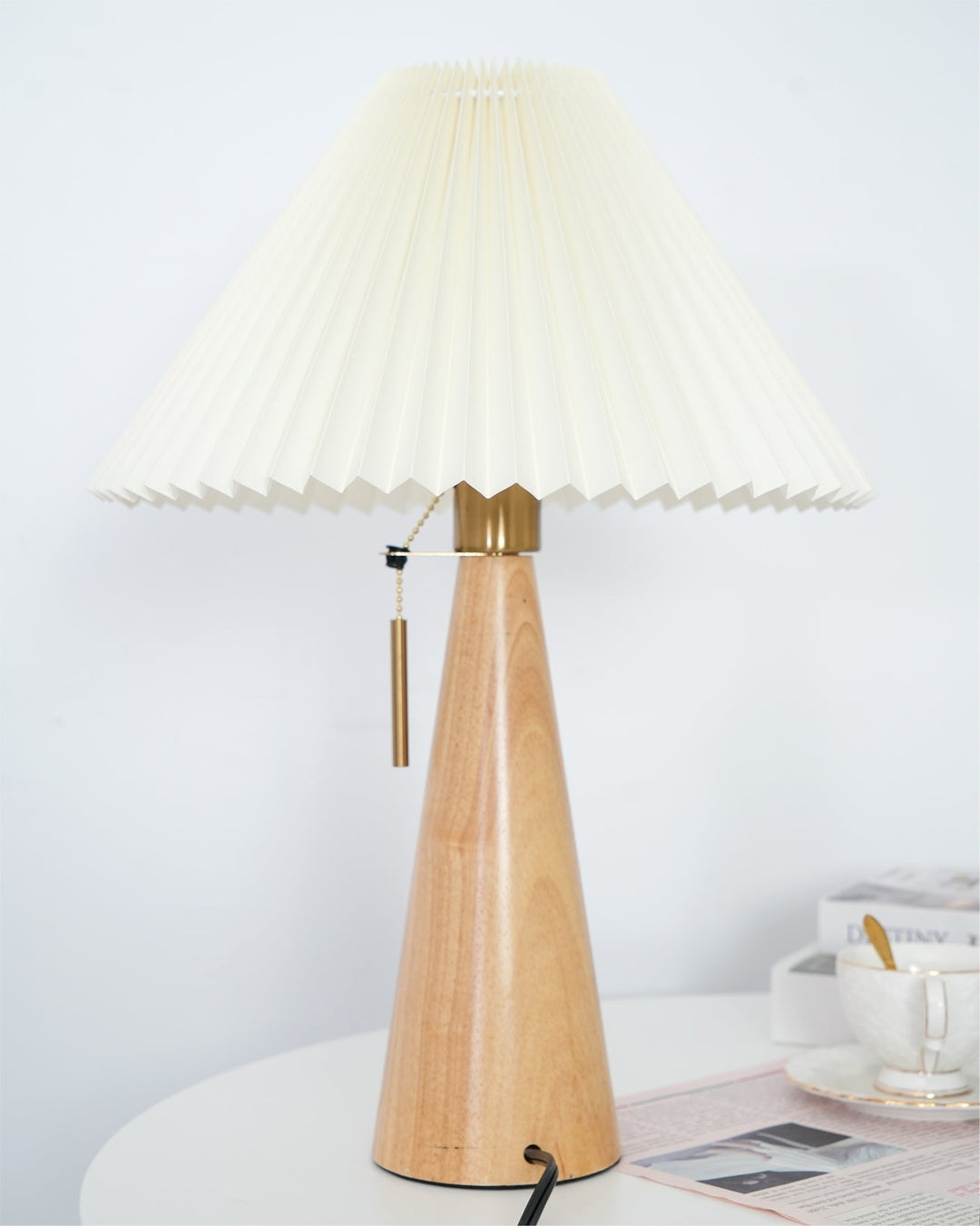 Skanto | AntiqueRadiance – Elegant Tre og Metall Bordlampe