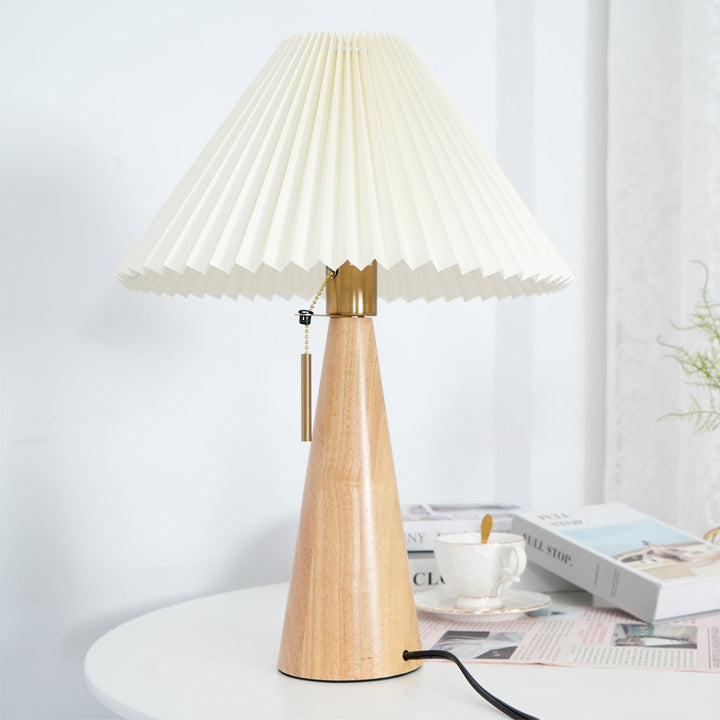 Skanto | AntiqueRadiance – Elegant Tre og Metall Bordlampe