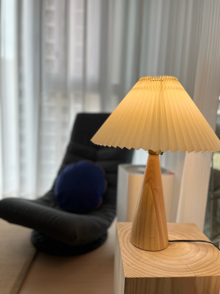 Skanto | AntiqueRadiance – Elegant Tre og Metall Bordlampe