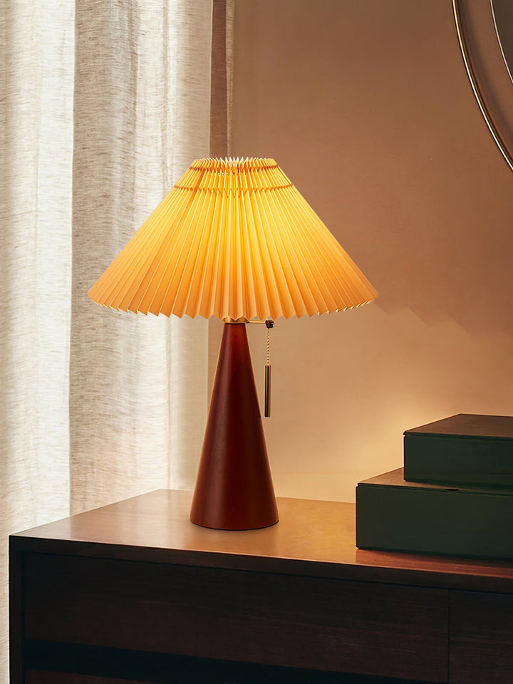 Skanto | AntiqueRadiance – Elegant Tre og Metall Bordlampe
