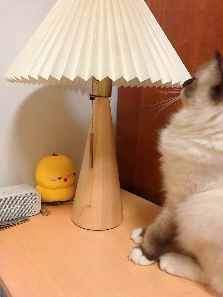 Skanto | AntiqueRadiance – Elegant Tre og Metall Bordlampe