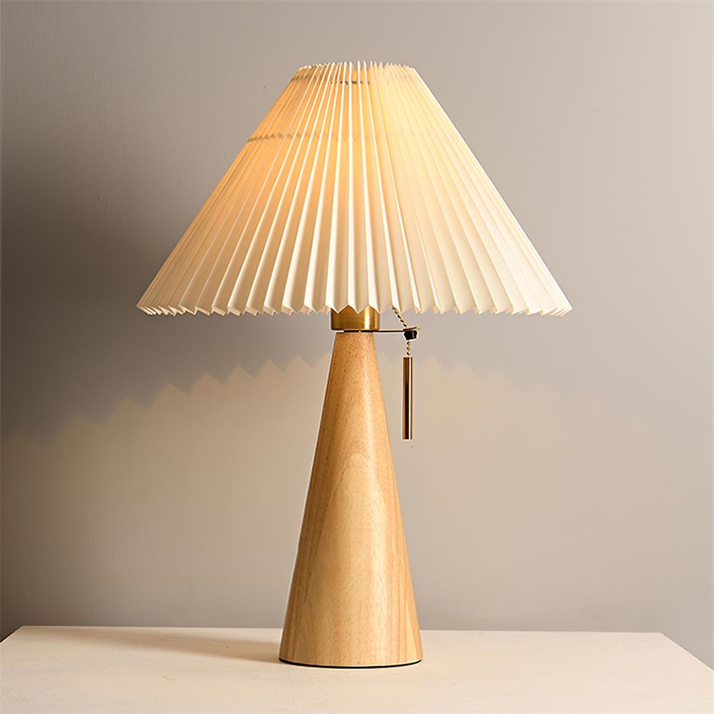 Skanto | AntiqueRadiance – Elegant Tre og Metall Bordlampe