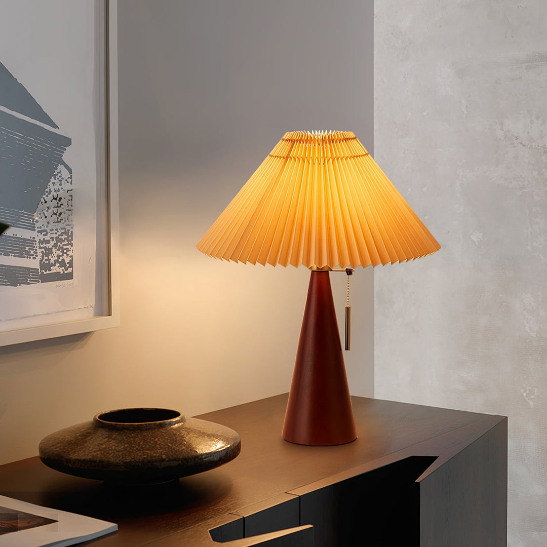 Skanto | AntiqueRadiance – Elegant Tre og Metall Bordlampe
