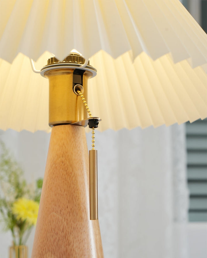 Skanto | AntiqueRadiance – Elegant Tre og Metall Bordlampe