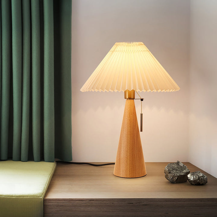 Skanto | AntiqueRadiance – Elegant Tre og Metall Bordlampe