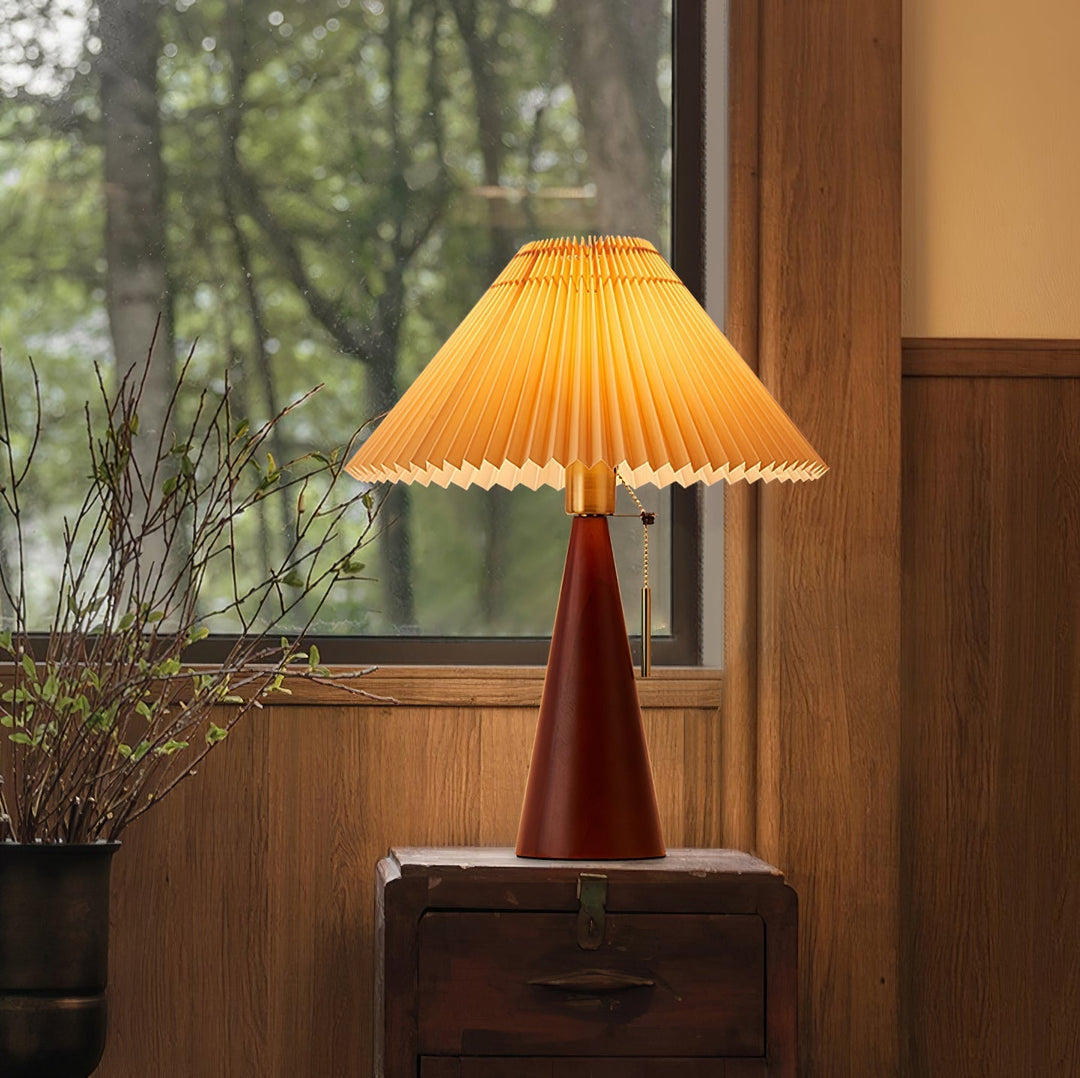 Skanto | AntiqueRadiance – Elegant Tre og Metall Bordlampe