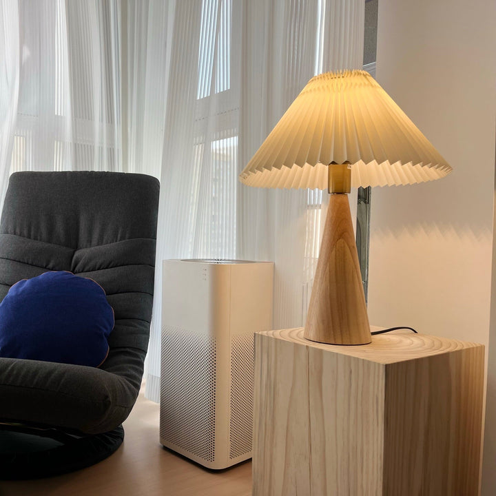 Skanto | AntiqueRadiance – Elegant Tre og Metall Bordlampe