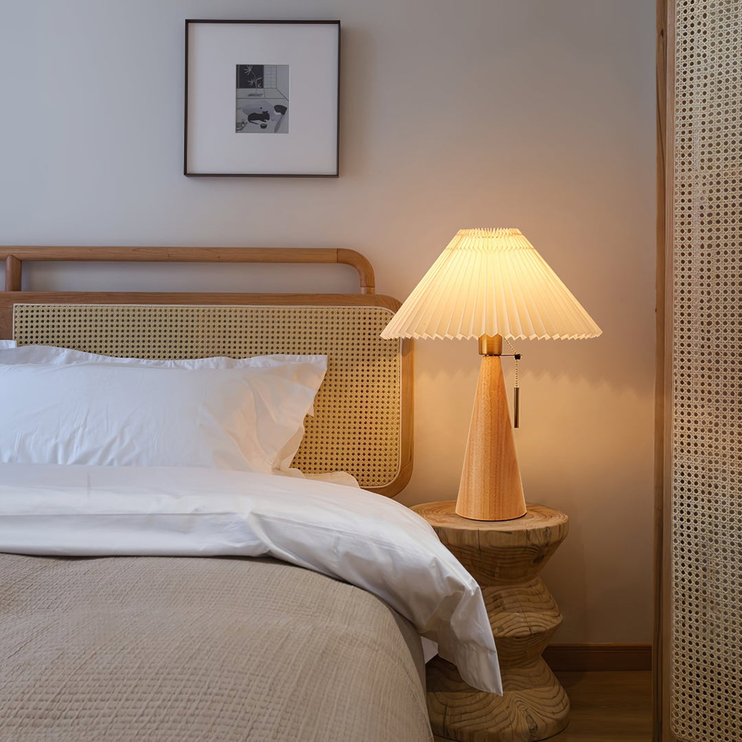 Skanto | AntiqueRadiance – Elegant Tre og Metall Bordlampe