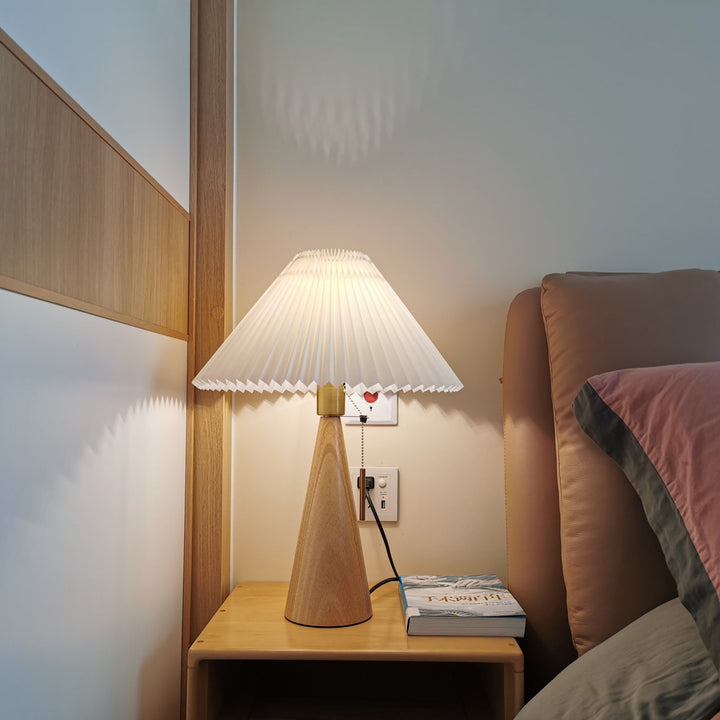 Skanto | AntiqueRadiance – Elegant Tre og Metall Bordlampe