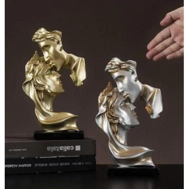 Sweet Kiss - Panneklem-kysende Kjærlighetspar Statue | Skanto