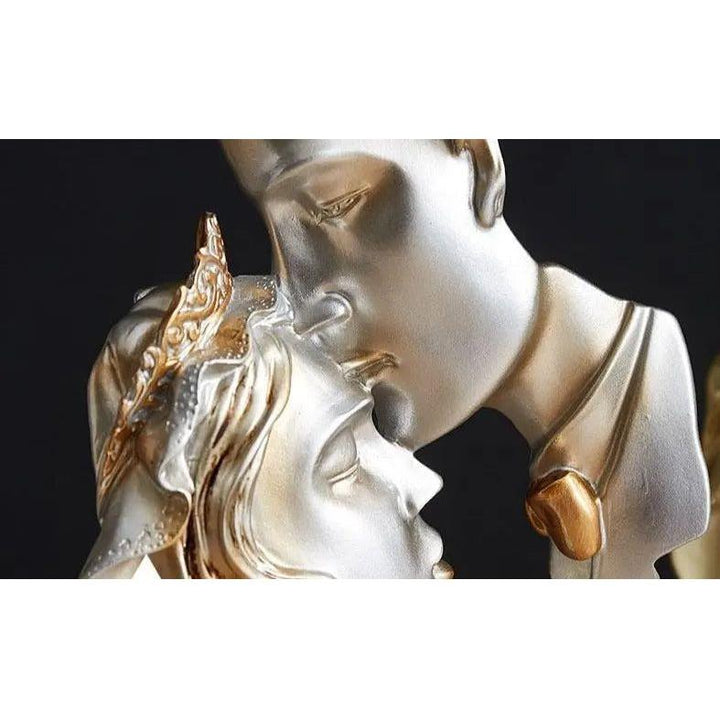 Sweet Kiss - Panneklem-kysende Kjærlighetspar Statue | Skanto