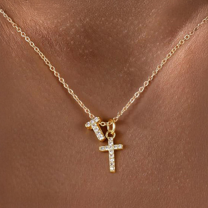 Skanto | Liten Diamant Initial & Kors Smykke