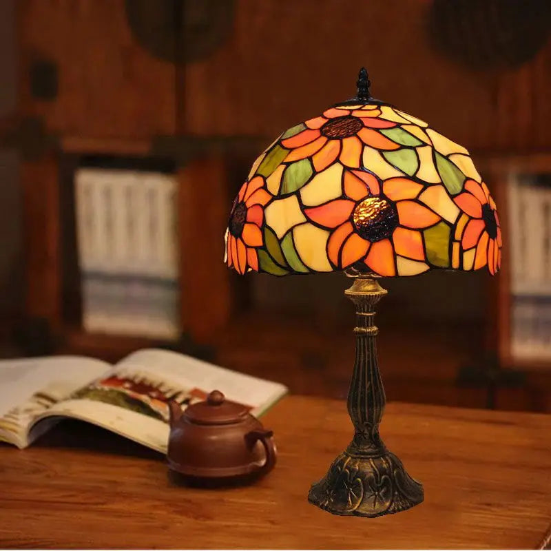 Norvo Tiffany bordlampe - Norvo | Farget glasskjerm | Justerbar base | Art Deco stil | Hjemmekontor & Stue