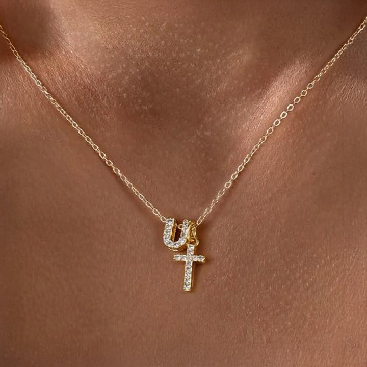 Skanto | Liten Diamant Initial & Kors Smykke