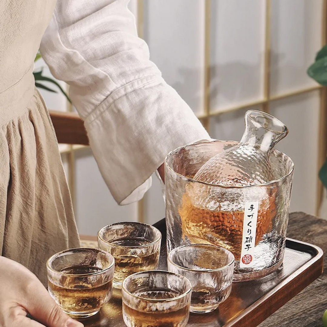 Japansk sake-sett laget av glass – Elegant karaffel med kopper | Perfekt for vin, whisky og likør | Skanto