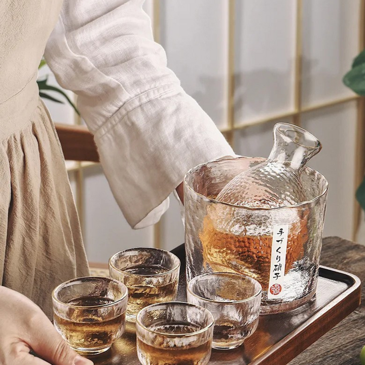 Japansk sake-sett laget av glass – Elegant karaffel med kopper | Perfekt for vin, whisky og likør | Skanto