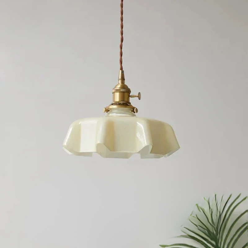 Messing pendellampe i fransk design – Elegant taklampe til stue | Skanto